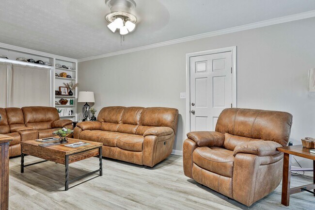 Building Photo - Renovated Peachtree City Ranch Close to Ev...