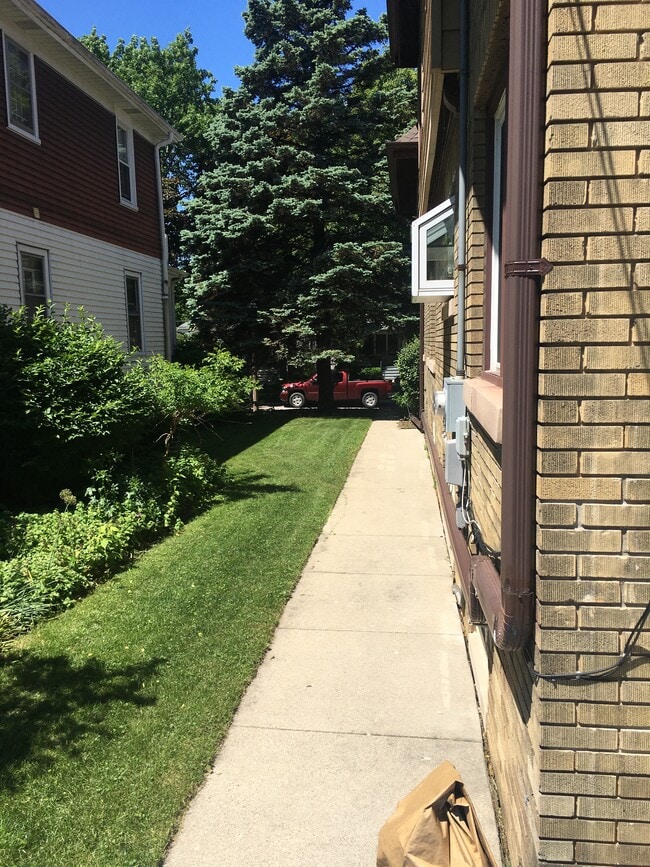 Building Photo - 4538 N Newhall St