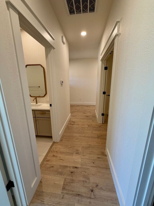 Building Photo - 509 Waggoner Ln