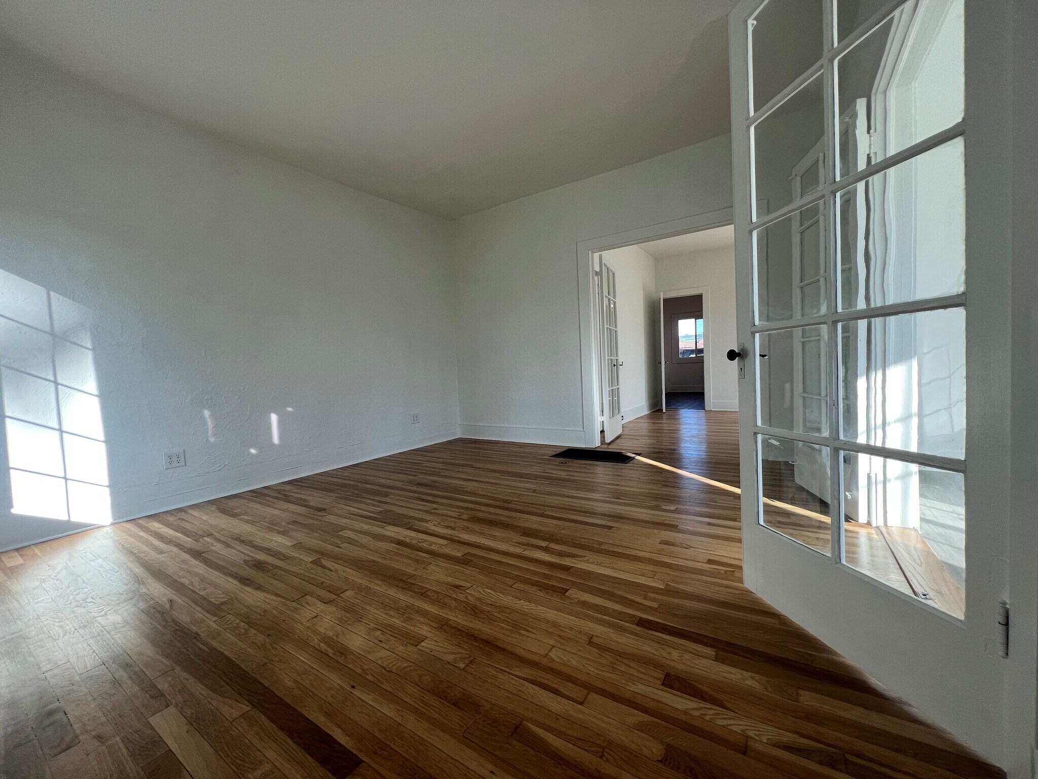 Building Photo - 312 W Lynwood St