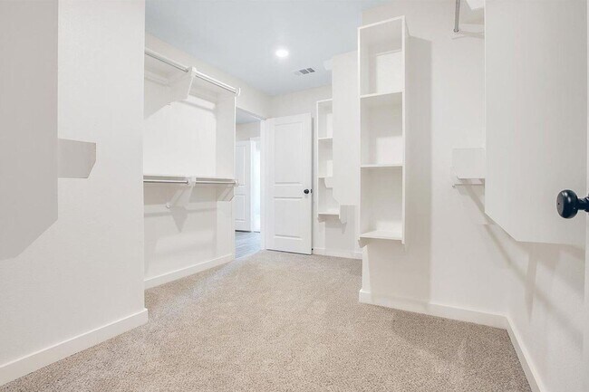Building Photo - Pre-leasing for July