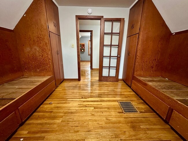 Building Photo - 4 Bed, 1.5 Bath Home for Rent in Waterloo ...