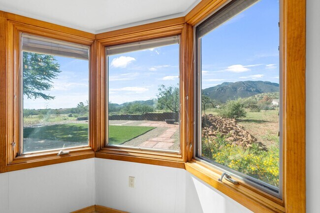 Building Photo - Mountain Views