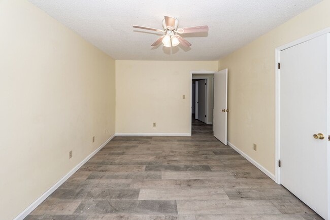Building Photo - 2 Bedroom, 1.5 Bathroom Townhome - Summerville