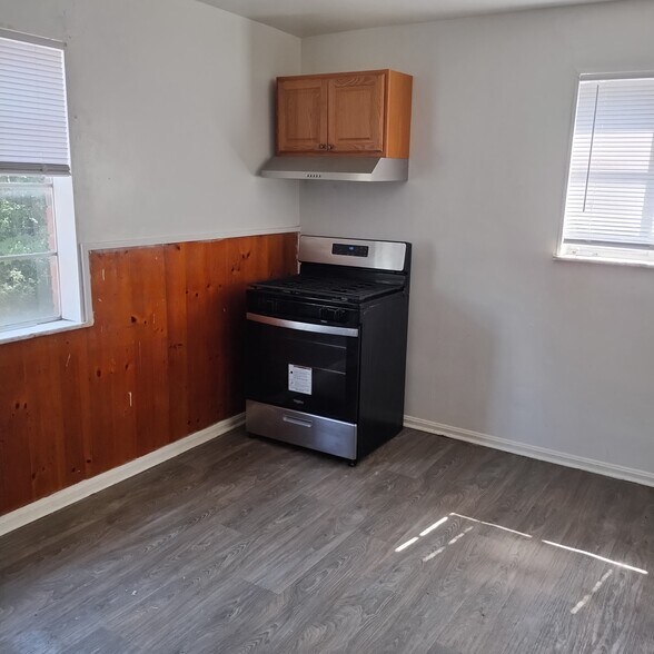 Stove 2 years Old - 2501 Flanigan Ct