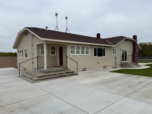 Building Photo - Newly remodeled country home!