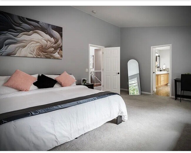 Building Photo - * FULLY FURNISHED * -3 levels, 7 bedrooms , lower level apartment with separate entrance *Home ba...