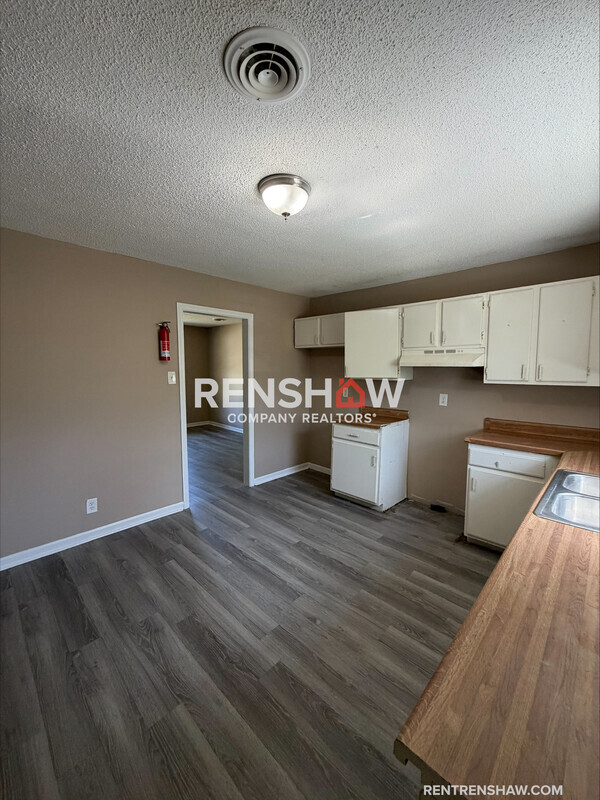 Building Photo - 16 Red Oak Cove