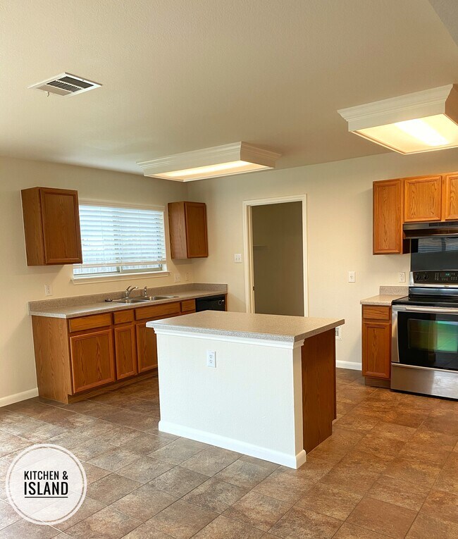 Building Photo - 215 Rim Rock Dr