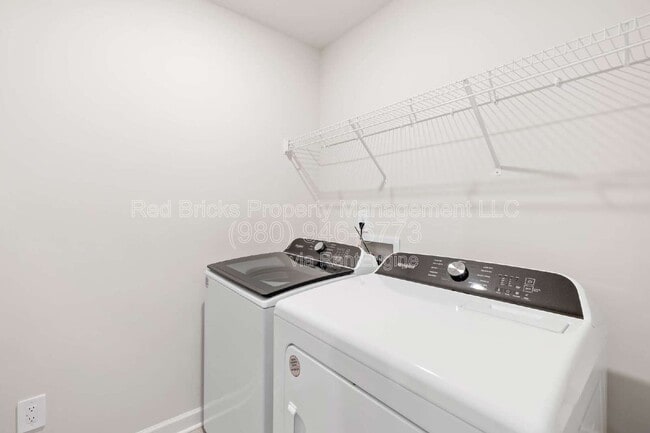 Building Photo - 6105 Starview Ter