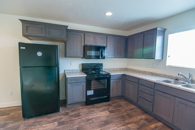 Building Photo - THE LOCHS! Gorgeous Townhome