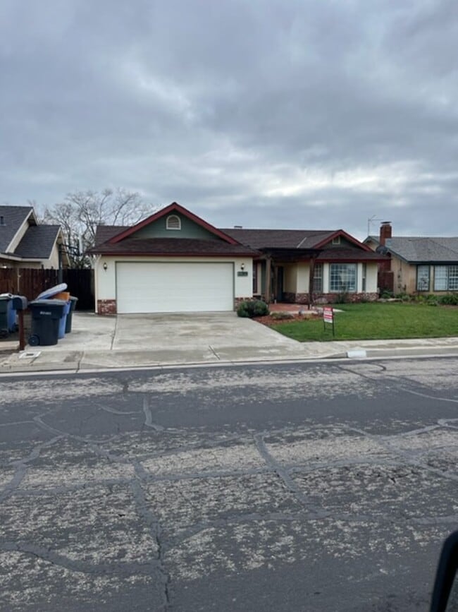 Building Photo - Nice home close to shopping and gas stations