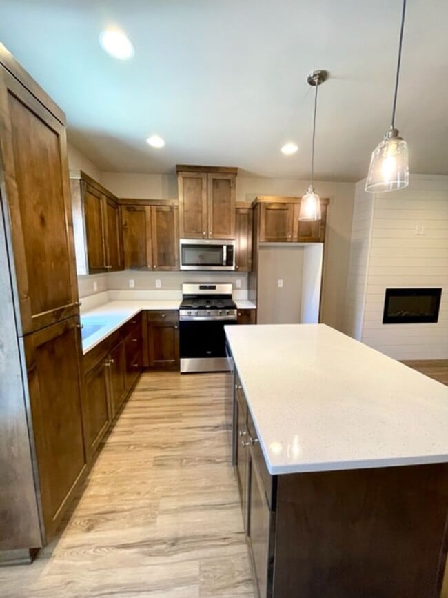 Building Photo - Jennifer Triplex - 61525-JENN-00