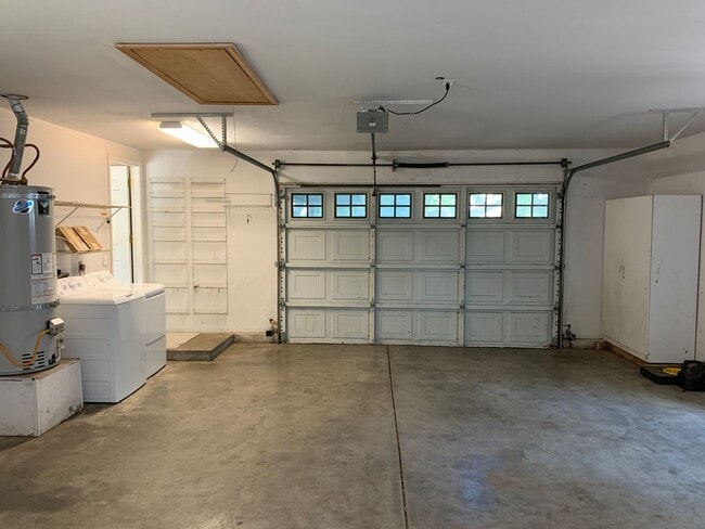 Building Photo - 4 Bedroom House with Great Floor Plan Clos...