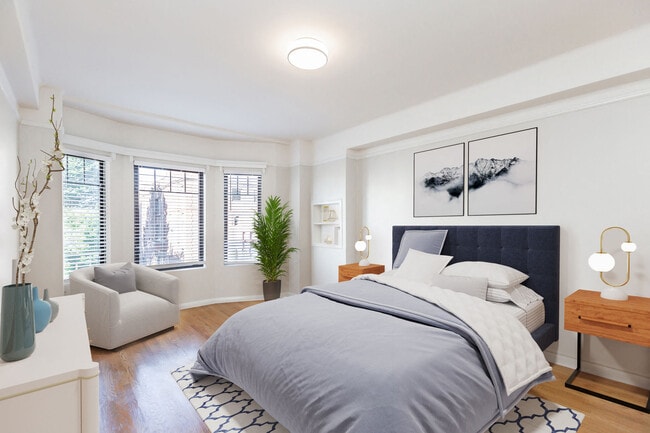 Interior Photo - 2275 Broadway