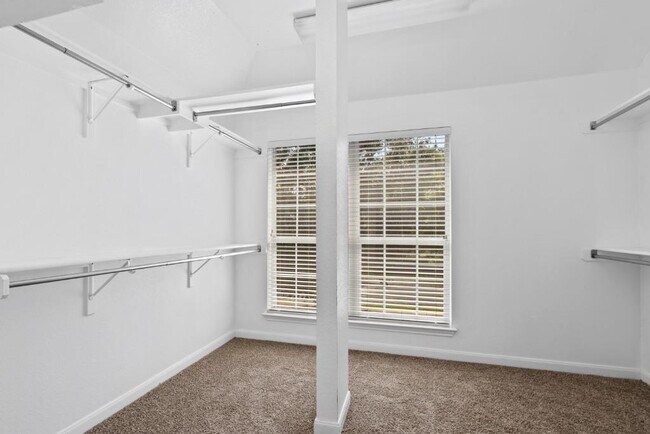 Building Photo - 10724 Thoroughbred Dr