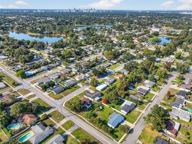 Building Photo - 3034 Touraine Ave