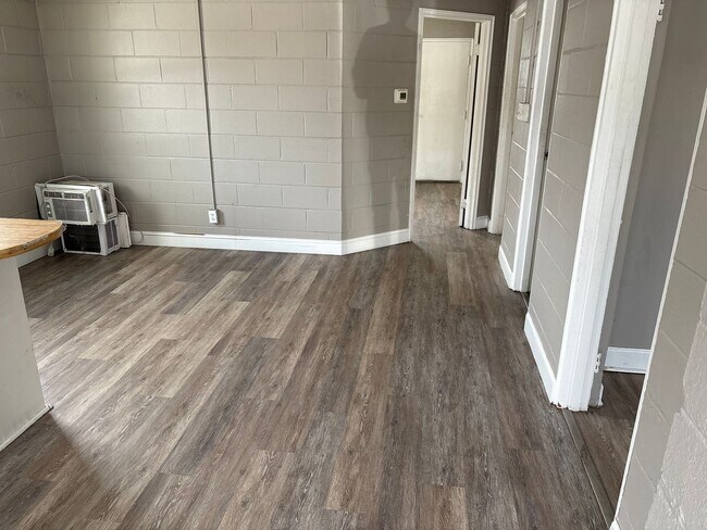 Building Photo - 2 bedroom, 1 bathroom home available in Winston-Salem!