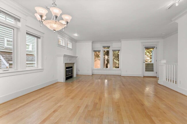 Building Photo - Stunning Capitol Hill Townhome in Prime Seattle Location – 3BR / 3BA Available June 7