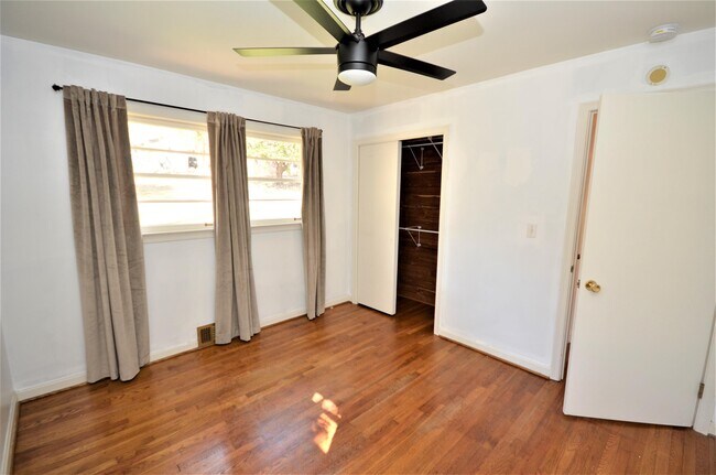 Building Photo - 1009 N Hills Dr