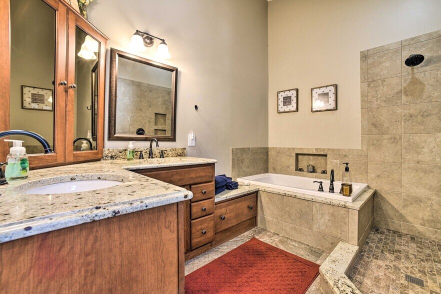 Bathroom 2 (Master) - 5027 Harp Dr