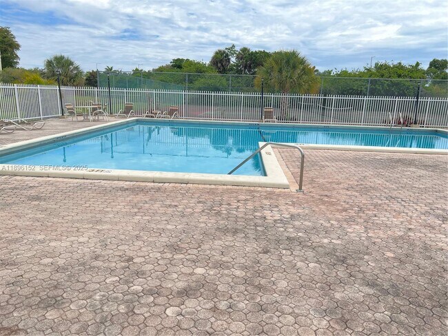 Building Photo - 10855 SW 112th Ave