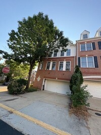 Building Photo - Immaculate 3 Bed 2 Full & 2 Half Bath End ...