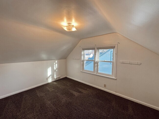 Building Photo - 605 12th St N