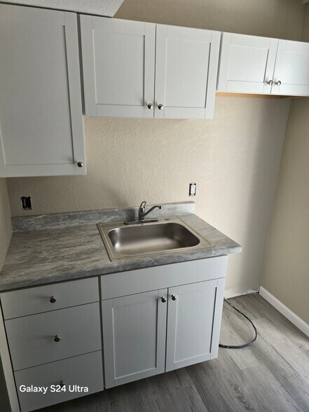 Building Photo - 108 Tacoma Rd