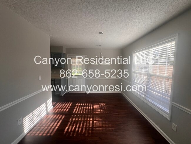 Building Photo - Hurry this Home won't last long! Great 3BR...