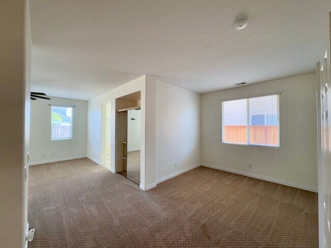 Building Photo - 4 Bedroom Menifee home available now for l...