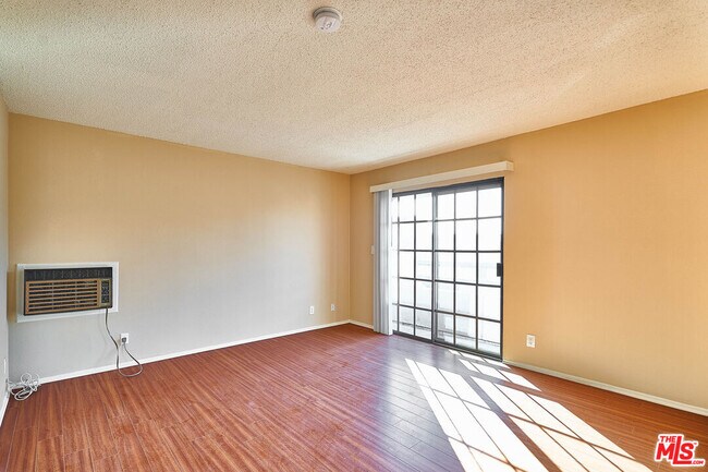 Building Photo - 820 S St Andrews Pl