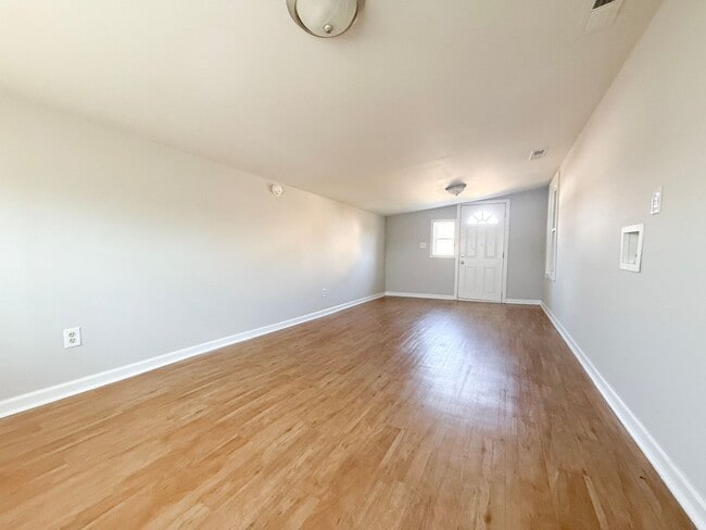 Building Photo - 4 Bedroom Two-Story Home with Large Yard, Lawn Care Included