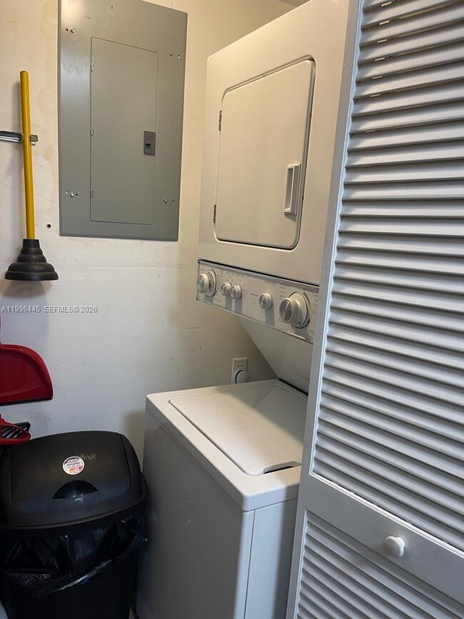 Building Photo - 100 Lakeview Dr