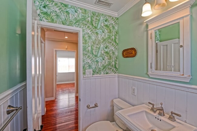 Building Photo - REMODELED, CHARMING & AIRY 3BR2BA HOME W/ OFFICE ON A LARGE LOT W/ NICELY LANDSCAPED FRONT YARD, ...