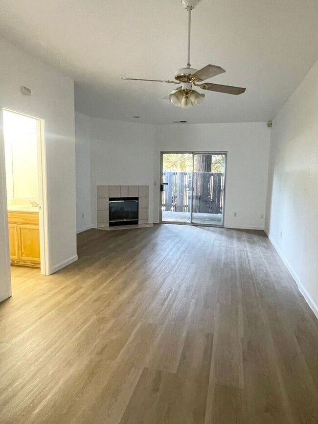 Building Photo - Spacious 2 Bedroom Condo with Garage — Min...