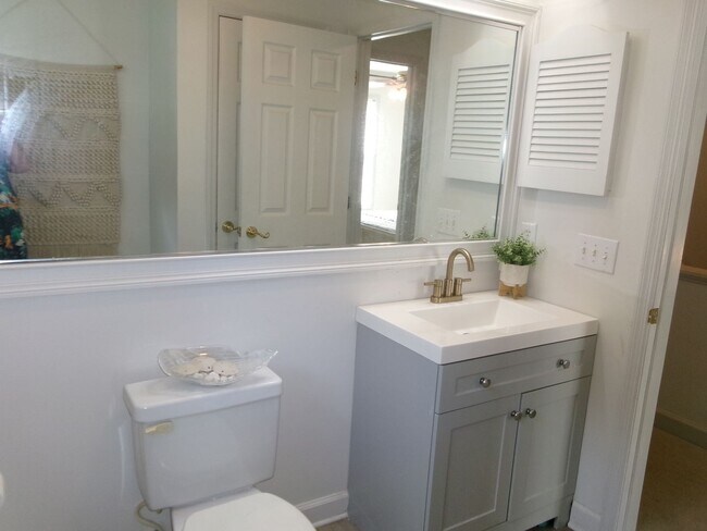 Building Photo - Walk to the Ocean from this 3 bedroom, 2.5...