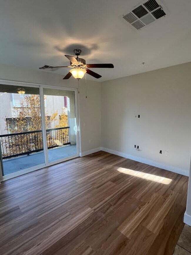 Building Photo - Freshly Painted Larger End Unit Condo for Rent!