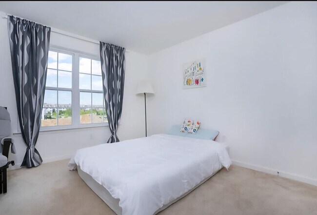 Building Photo - Spacious End-Unit Townhome for Rent in Mer...