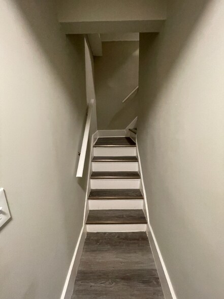 Building Photo - 1715 Kinney Ave