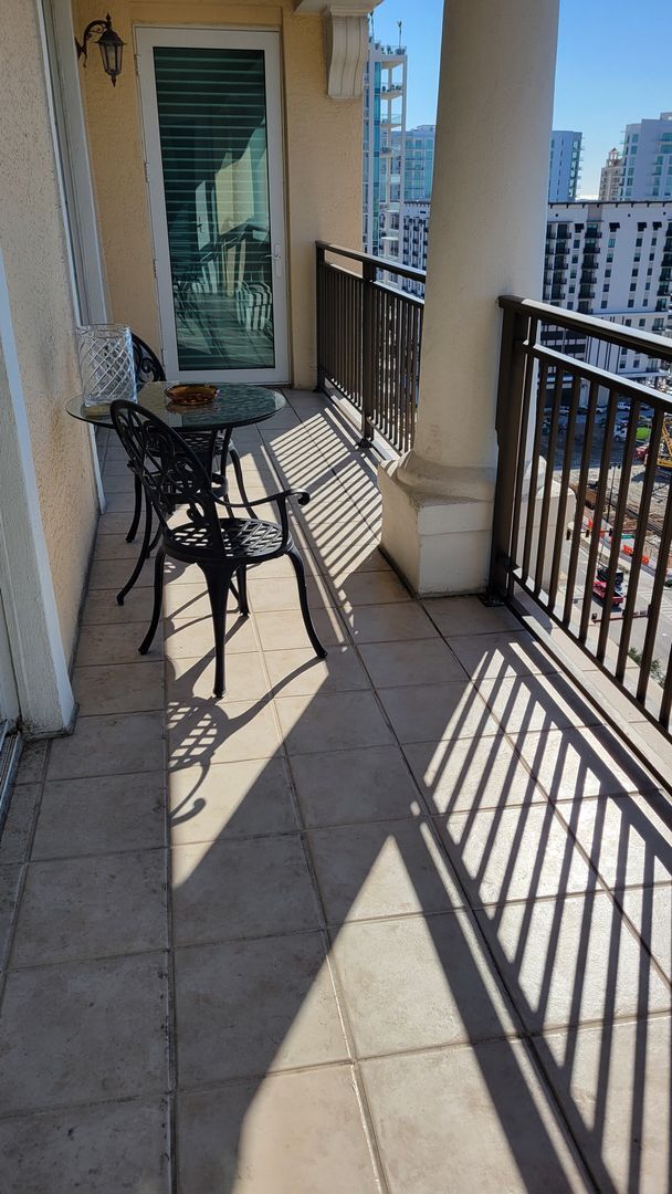 Building Photo - Seasonal only-beautifully renovated downto...