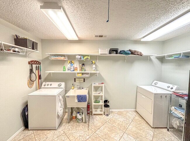 Building Photo - 105 Bluebird Cir