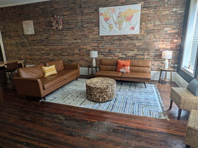 Primary Photo - Cute Upstairs Down Town Apartment!