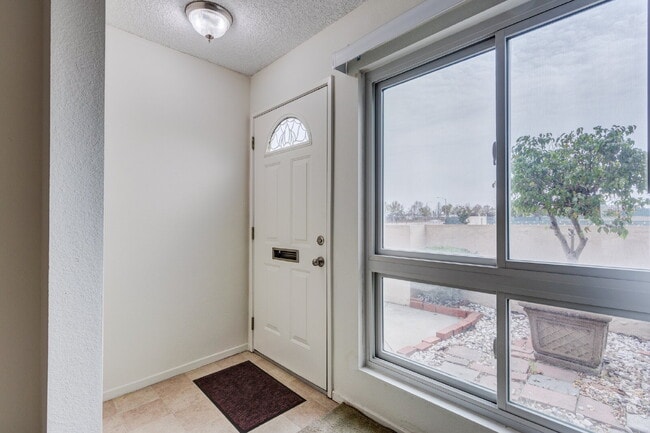 Building Photo - Resort-style amenities in a highly desirab...