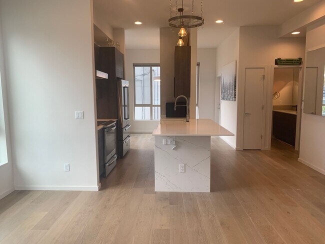Building Photo - High End Madison Valley Row House !