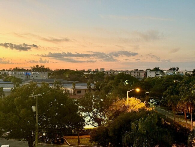 Building Photo - 900 Bay Dr