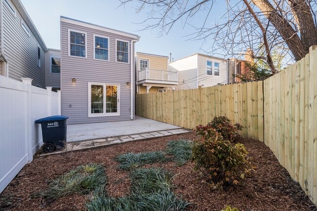 Building Photo - Natural-Light Stunner Near Eastern Market & Potomac Metro