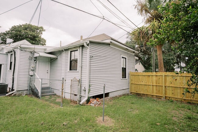 Building Photo - Newly renovated cottage