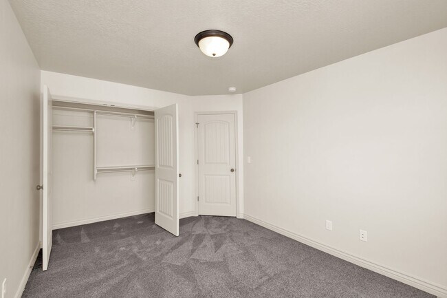 Building Photo - Beautiful 3 Bed, 2.5 Town Home in West Haven, Pet Friendly! Available NOW!