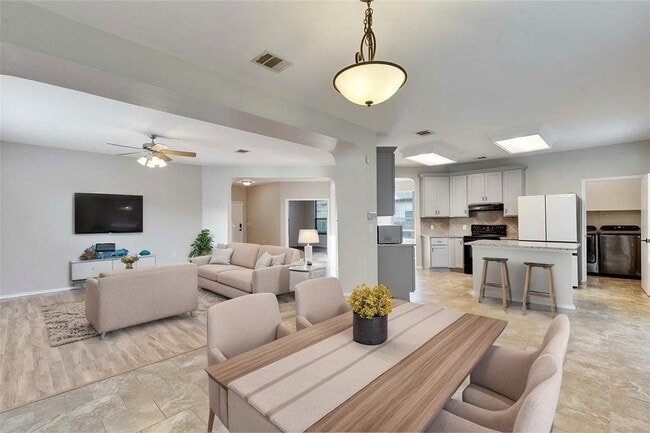 Building Photo - 6305 Roseborough Dr